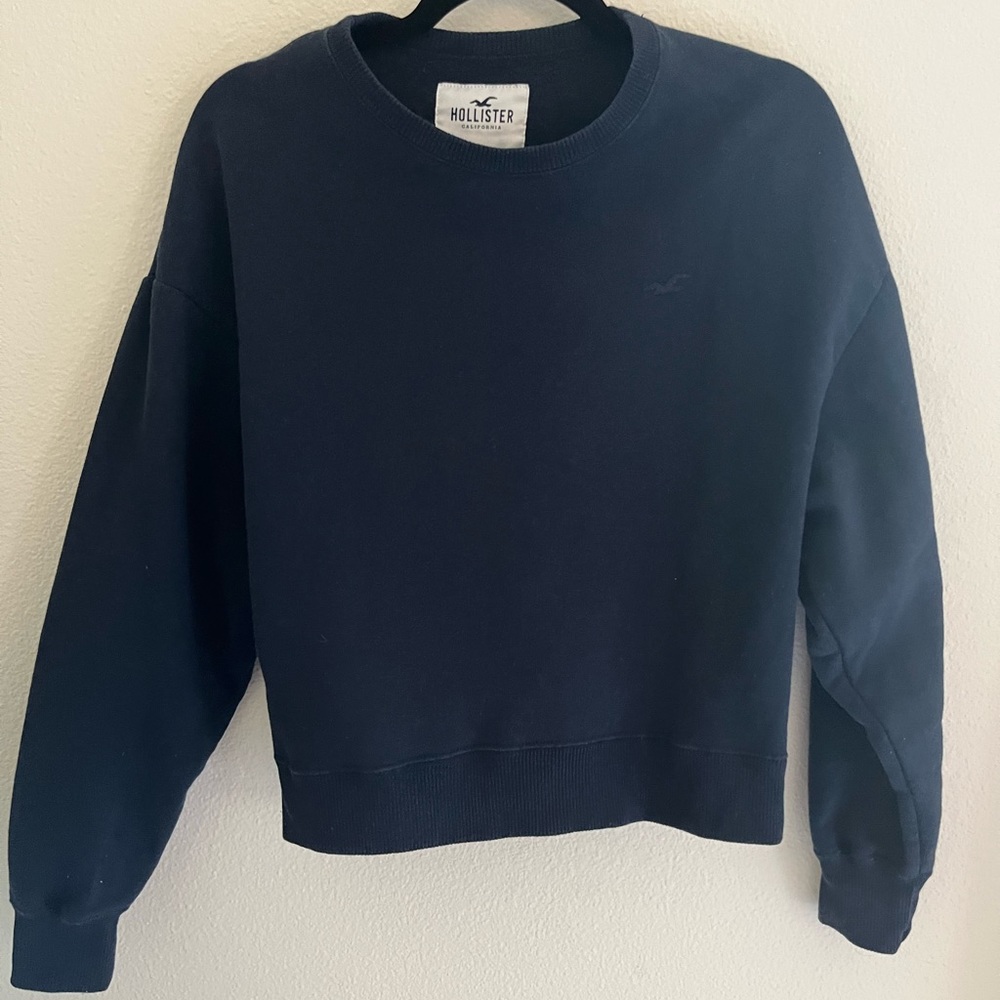 Cute cropped Hollister crew neck!